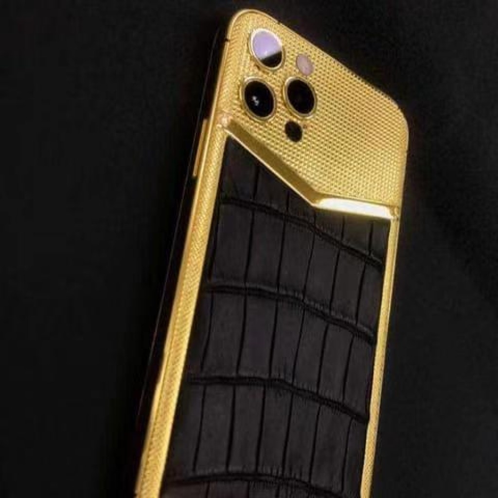 24Kt Gold Housing With Full Crystal For iPhone 11/11 pro/11 Pro